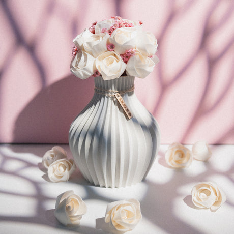 3D printēta vāze Matte White krāsā ar sola koksnes ziedu pušķi