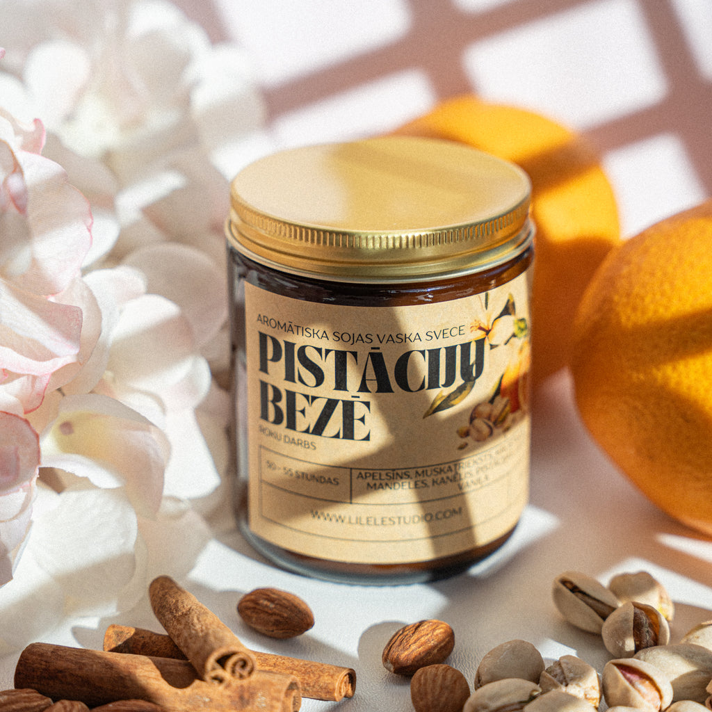 Aromātiskā sojas vaska svece “Pistāciju Bezē” ar apelsīniem, kanēļa standziņām un pistācijām – Lilele Studio