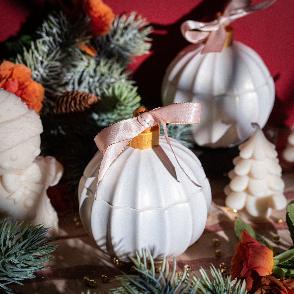 aromātiska sojas vaska svece traukā ar dzērveņu ābolu aromātu
