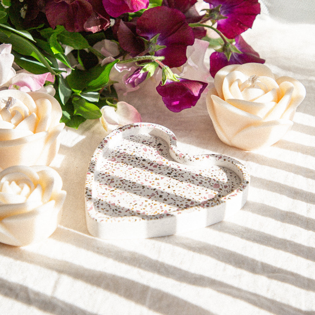 Sānskats uz sirds formas ģipša trauciņu, dekorēts ar dabīgiem akmeņiem – elegants un minimālistisks dizains