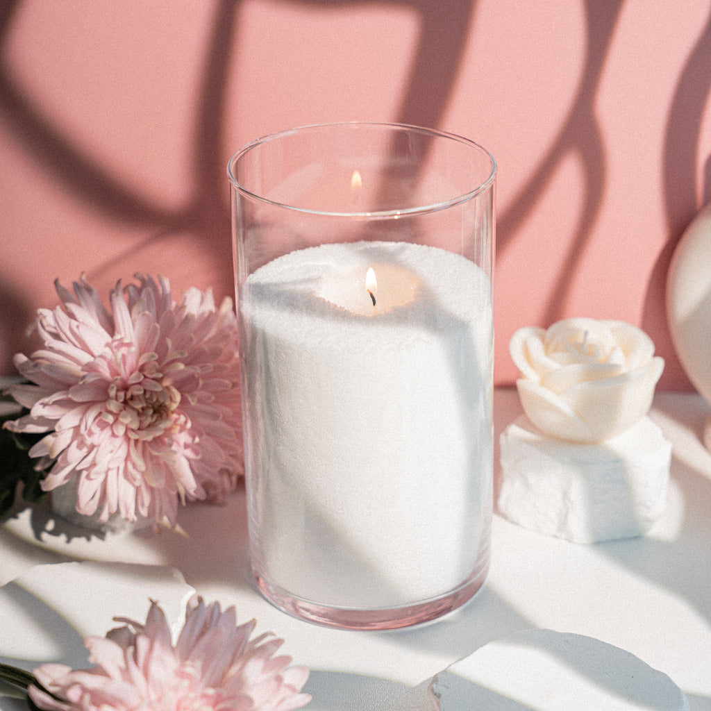 Romantiska baltā vaska svece bez aromāta stikla traukā