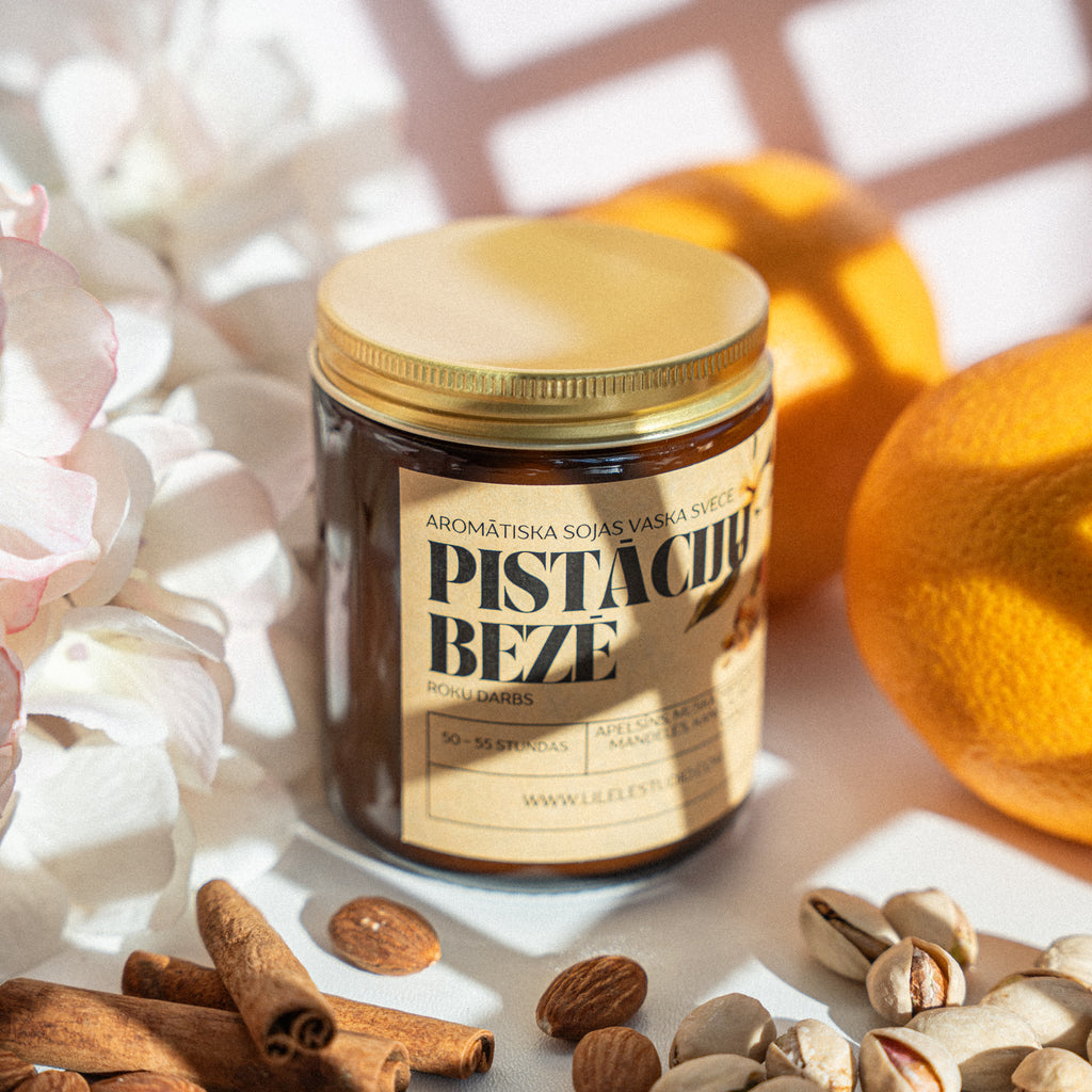 Roku darbs aromātiskā svece Pistāciju Bezē – sojas vasks, tīra un vienmērīga degšana