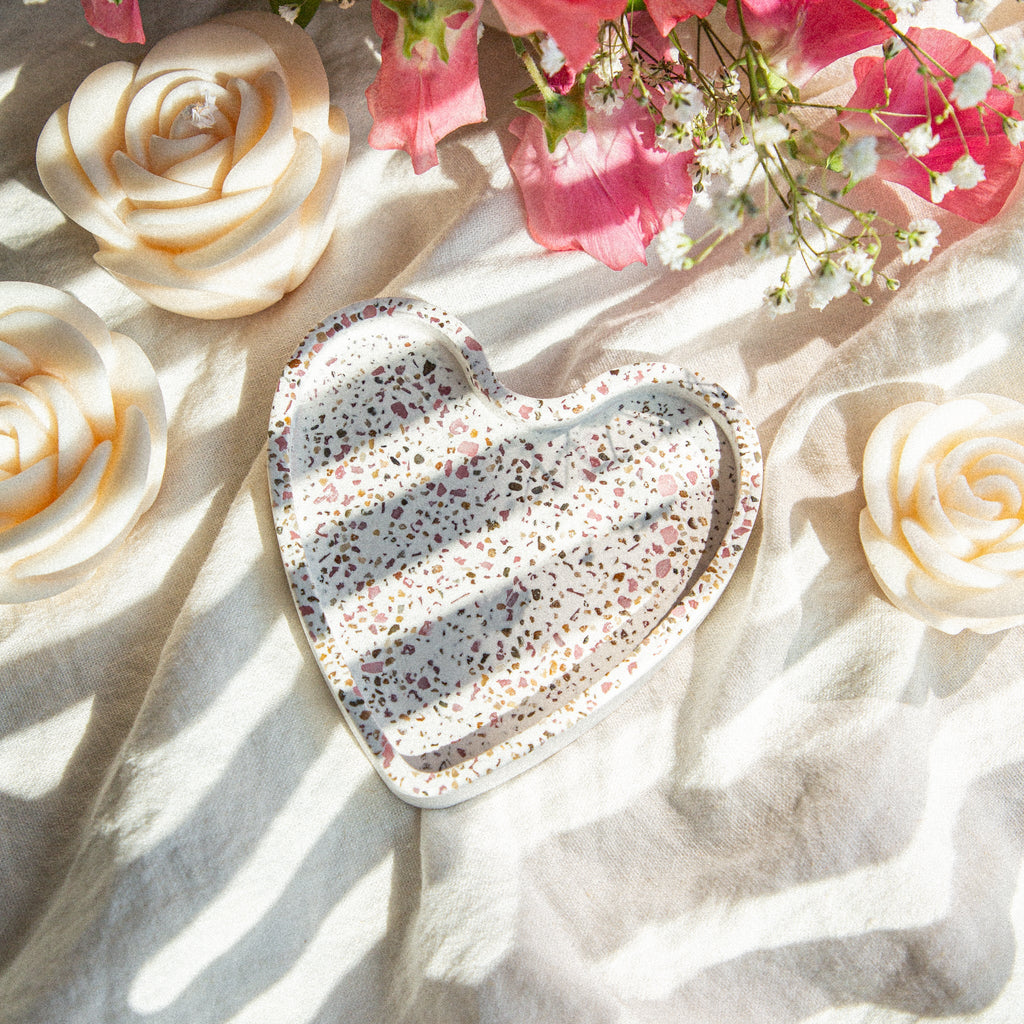 Sirds formas ģipša sīklietu trauciņš ar dabīgiem akmentiņiem | Roku darbs - LILELE STUDIO