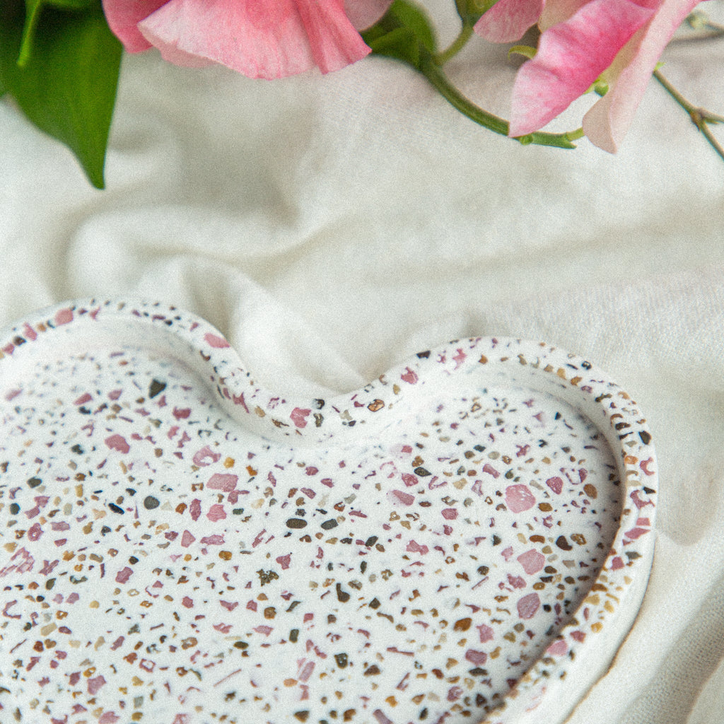 Sirds formas ģipša sīklietu trauciņš ar dabīgiem akmentiņiem | Roku darbs - LILELE STUDIO